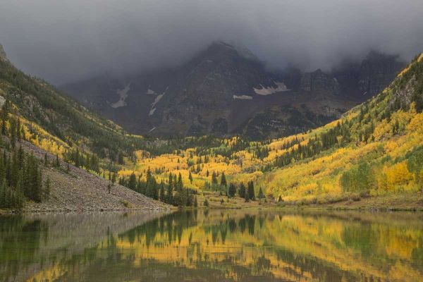 CO Autumn clouds on Maroon Bells mountains